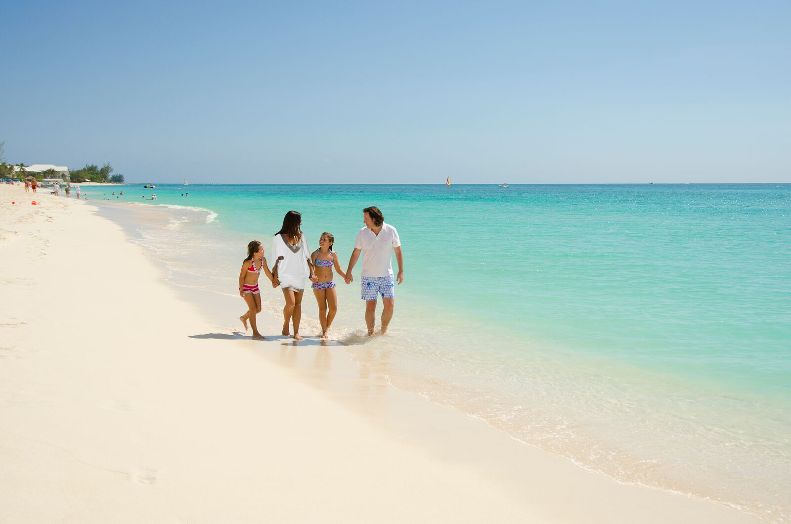 Large-CI-GC-FamilyWalkingonBeach-HiRes
