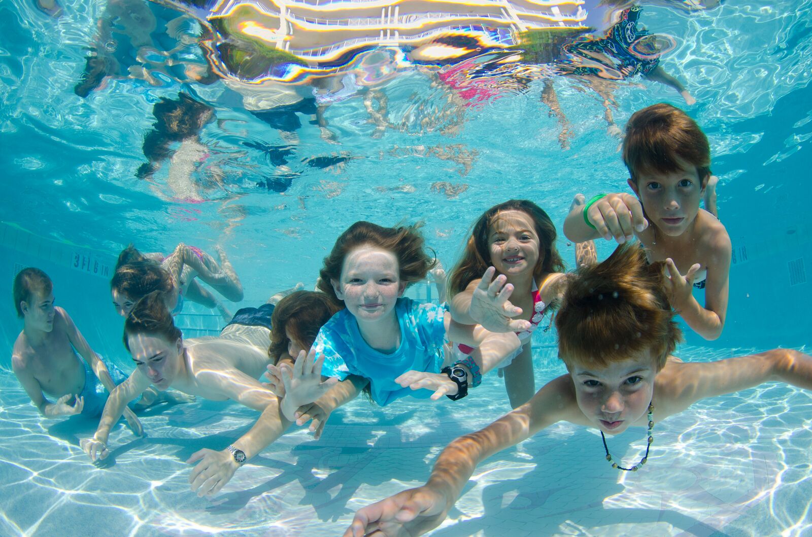 Large-Children-Underwater-in-Pool